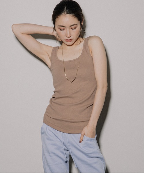 eversince（エバーシンス）の「【ペールトーン】スクエアネック・リブタンクトップ（タンクトップ・レディース・ブラック/グリーン/グレイッシュベージュ/アイボリー/オフホワイト/ピンク・M/L）」の4枚目の写真