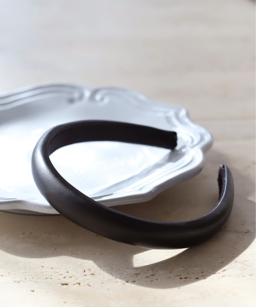 ANEMONE(アネモネ)の「レザー調のボリュームカチューシャ(カチューシャ・レディース・ワイン/ブラック/キャメル・FREE)」の2枚目の写真