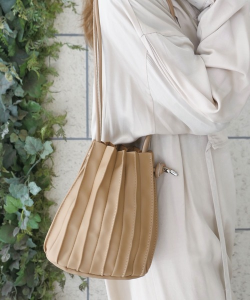 CORNERS(コーナーズ)の「フェイクレザープリーツ巾着バッグ(ショルダーバッグ・レディース・ブラック/ブラウン/カーキ/アイボリー/ベージュ/グレー・FREE)」の4枚目の写真