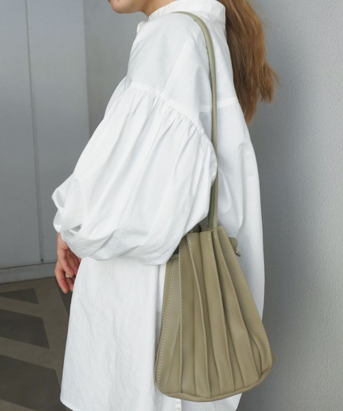 CORNERS(コーナーズ)の「フェイクレザープリーツ巾着バッグ(ショルダーバッグ・レディース・ブラック/ブラウン/カーキ/アイボリー/ベージュ/グレー・FREE)」の6枚目の写真