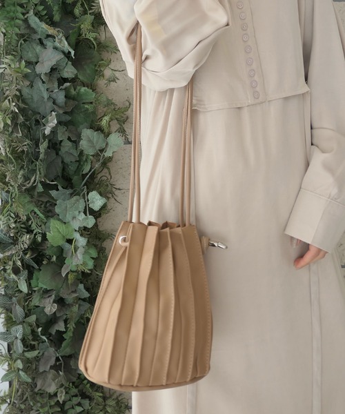 CORNERS(コーナーズ)の「フェイクレザープリーツ巾着バッグ(ショルダーバッグ・レディース・ブラック/ブラウン/カーキ/アイボリー/ベージュ/グレー・FREE)」の12枚目の写真