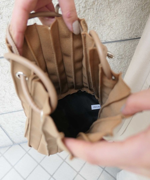 CORNERS(コーナーズ)の「フェイクレザープリーツ巾着バッグ(ショルダーバッグ・レディース・ブラック/ブラウン/カーキ/アイボリー/ベージュ/グレー・FREE)」の8枚目の写真