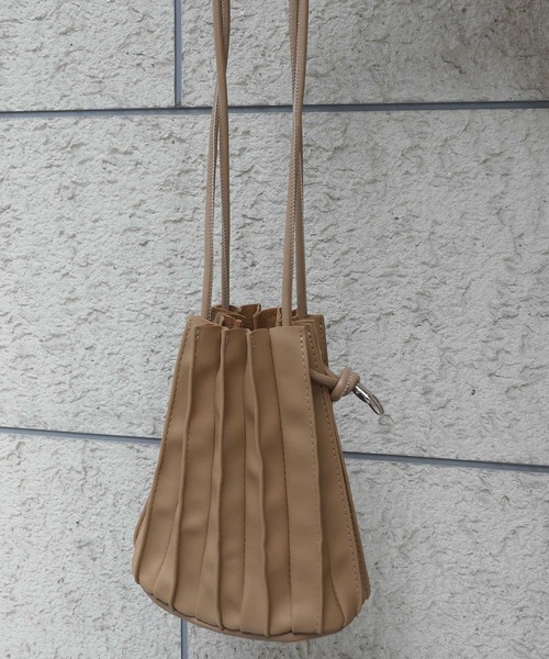 CORNERS(コーナーズ)の「フェイクレザープリーツ巾着バッグ(ショルダーバッグ・レディース・ブラック/ブラウン/カーキ/アイボリー/ベージュ/グレー・FREE)」の10枚目の写真