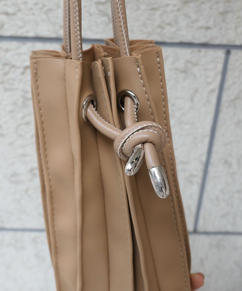 CORNERS(コーナーズ)の「フェイクレザープリーツ巾着バッグ(ショルダーバッグ・レディース・ブラック/ブラウン/カーキ/アイボリー/ベージュ/グレー・FREE)」の7枚目の写真