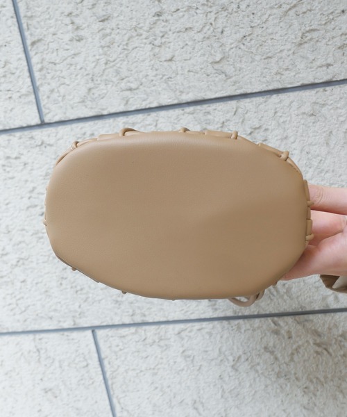 CORNERS(コーナーズ)の「フェイクレザープリーツ巾着バッグ(ショルダーバッグ・レディース・ブラック/ブラウン/カーキ/アイボリー/ベージュ/グレー・FREE)」の11枚目の写真