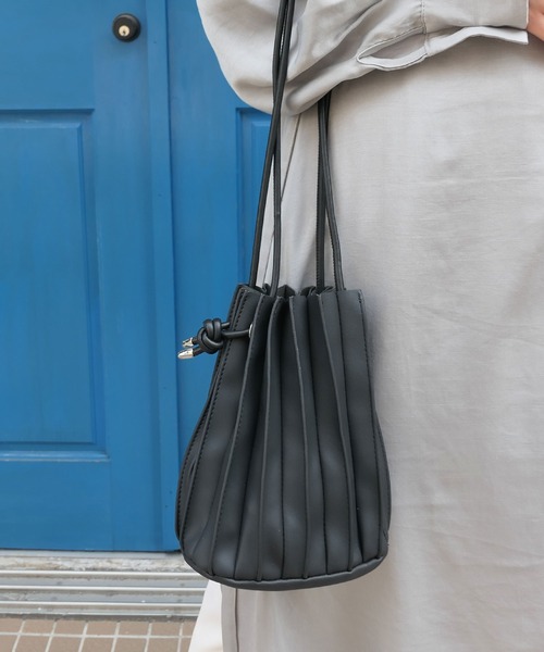 CORNERS(コーナーズ)の「フェイクレザープリーツ巾着バッグ(ショルダーバッグ・レディース・ブラック/ブラウン/カーキ/アイボリー/ベージュ/グレー・FREE)」の16枚目の写真