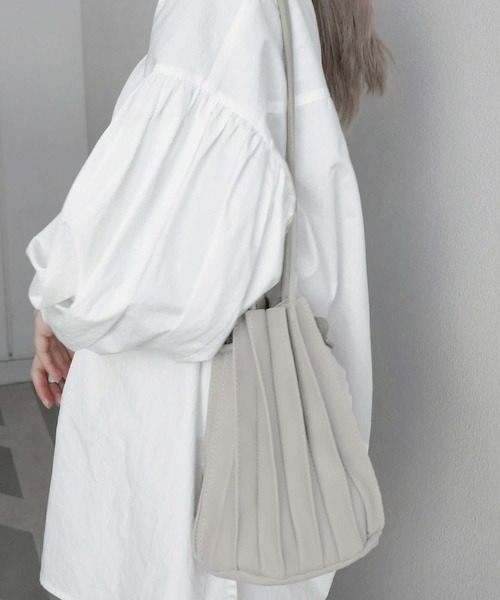 CORNERS(コーナーズ)の「フェイクレザープリーツ巾着バッグ(ショルダーバッグ・レディース・ブラック/ブラウン/カーキ/アイボリー/ベージュ/グレー・FREE)」の14枚目の写真