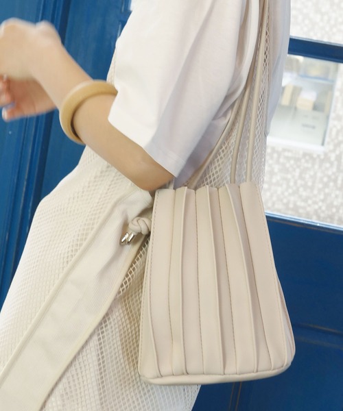 CORNERS(コーナーズ)の「フェイクレザープリーツ巾着バッグ(ショルダーバッグ・レディース・ブラック/ブラウン/カーキ/アイボリー/ベージュ/グレー・FREE)」の19枚目の写真