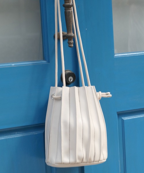 CORNERS(コーナーズ)の「フェイクレザープリーツ巾着バッグ(ショルダーバッグ・レディース・ブラック/ブラウン/カーキ/アイボリー/ベージュ/グレー・FREE)」の20枚目の写真