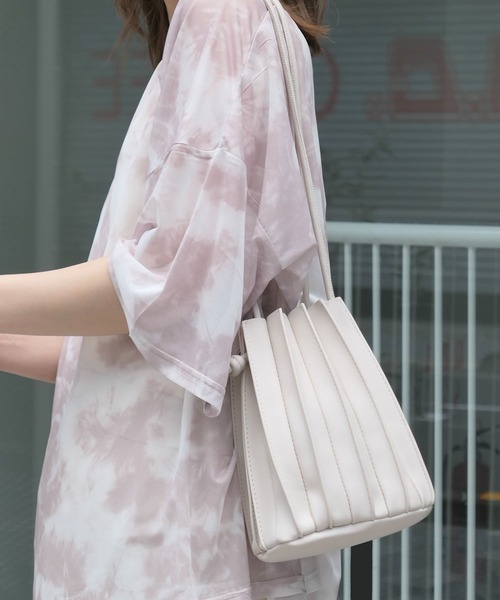 CORNERS(コーナーズ)の「フェイクレザープリーツ巾着バッグ(ショルダーバッグ・レディース・ブラック/ブラウン/カーキ/アイボリー/ベージュ/グレー・FREE)」の21枚目の写真