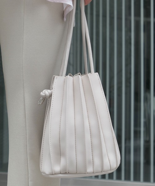 CORNERS(コーナーズ)の「フェイクレザープリーツ巾着バッグ(ショルダーバッグ・レディース・ブラック/ブラウン/カーキ/アイボリー/ベージュ/グレー・FREE)」の22枚目の写真