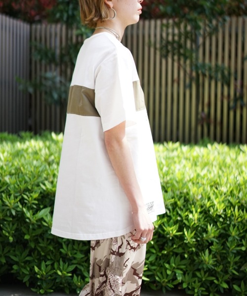 AVIREX(アヴィレックス)の「プリントコンビミリタリープルオーバー/ PRINT COMBI MILITARY PULLOVER(Tシャツ/カットソー・レディース・オフホワイト/ブルー/マスタード・FREE)」の4枚目の写真