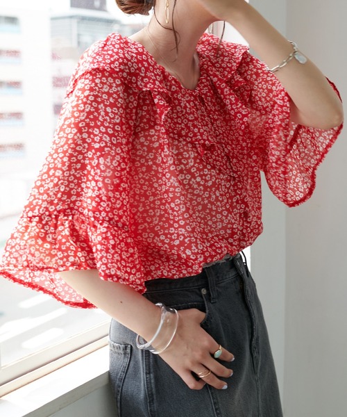 DISCOAT（ディスコート）の「小花柄2WAYオフショルブラウス（シャツ/ブラウス・レディース・ブラック/ベージュ/レッド/グリーン・FREE）」の4枚目の写真