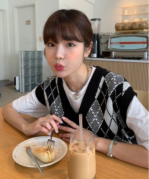 chuu（チュー）の「CHUU ロビンダイアニットベスト（ベスト・レディース・ブラウン/ブラック・FREE）」の14枚目の写真