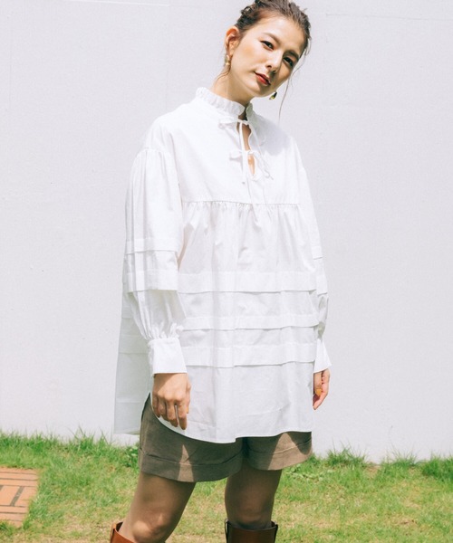 haco!（ハコ）の「【スザンヌさんコラボ】ほどよい甘さをミックスした 大人の可愛げリボンブラウス by LOVE&PEACE PROJECT（シャツ/ブラウス・レディース・キャメル/オフホワイト・LARGE/X-LARGE/MEDIUM/SMALL）」の5枚目の写真