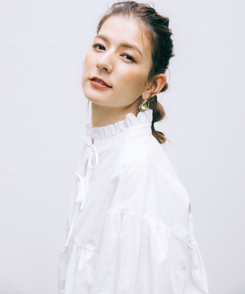 haco!（ハコ）の「【スザンヌさんコラボ】ほどよい甘さをミックスした 大人の可愛げリボンブラウス by LOVE&PEACE PROJECT（シャツ/ブラウス・レディース・キャメル/オフホワイト・LARGE/X-LARGE/MEDIUM/SMALL）」の21枚目の写真