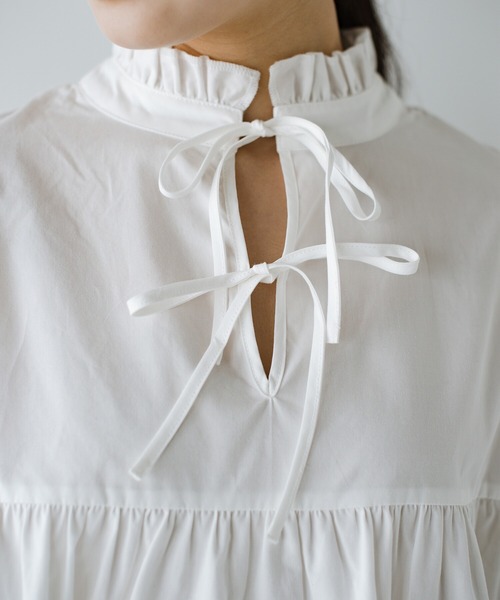 haco!（ハコ）の「【スザンヌさんコラボ】ほどよい甘さをミックスした 大人の可愛げリボンブラウス by LOVE&PEACE PROJECT（シャツ/ブラウス・レディース・キャメル/オフホワイト・LARGE/X-LARGE/MEDIUM/SMALL）」の18枚目の写真