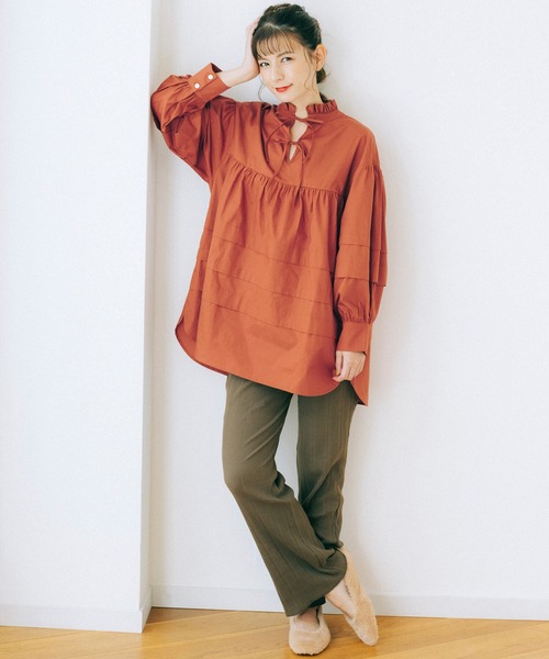 haco!（ハコ）の「【スザンヌさんコラボ】ほどよい甘さをミックスした 大人の可愛げリボンブラウス by LOVE&PEACE PROJECT（シャツ/ブラウス・レディース・キャメル/オフホワイト・LARGE/X-LARGE/MEDIUM/SMALL）」の3枚目の写真