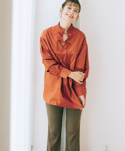 haco!（ハコ）の「【スザンヌさんコラボ】ほどよい甘さをミックスした 大人の可愛げリボンブラウス by LOVE&PEACE PROJECT（シャツ/ブラウス・レディース・キャメル/オフホワイト・LARGE/X-LARGE/MEDIUM/SMALL）」の6枚目の写真