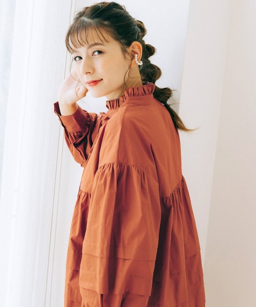 haco!（ハコ）の「【スザンヌさんコラボ】ほどよい甘さをミックスした 大人の可愛げリボンブラウス by LOVE&PEACE PROJECT（シャツ/ブラウス・レディース・キャメル/オフホワイト・LARGE/X-LARGE/MEDIUM/SMALL）」の4枚目の写真