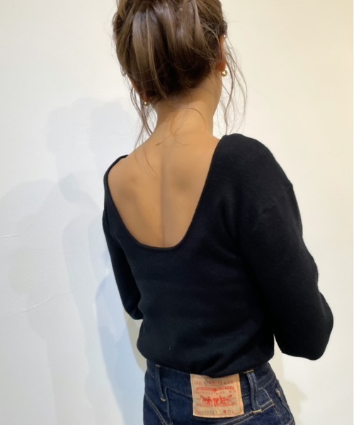 ulu（ウル）の「Back open long sleeve knit（ニット/セーター・レディース・ブラック/モカ/グレイッシュベージュ・FREE）」の2枚目の写真