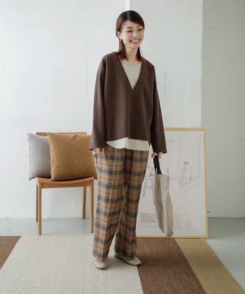 URBAN RESEARCH DOORS（アーバンリサーチドアーズ）の「深Vネックカットプルオーバー（Tシャツ/カットソー・レディース・グレー/ブラック/ブラウン・ONE）」の21枚目の写真