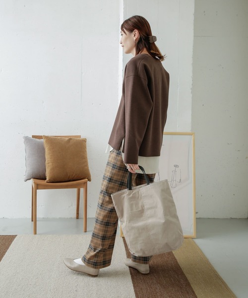 URBAN RESEARCH DOORS（アーバンリサーチドアーズ）の「深Vネックカットプルオーバー（Tシャツ/カットソー・レディース・グレー/ブラック/ブラウン・ONE）」の11枚目の写真