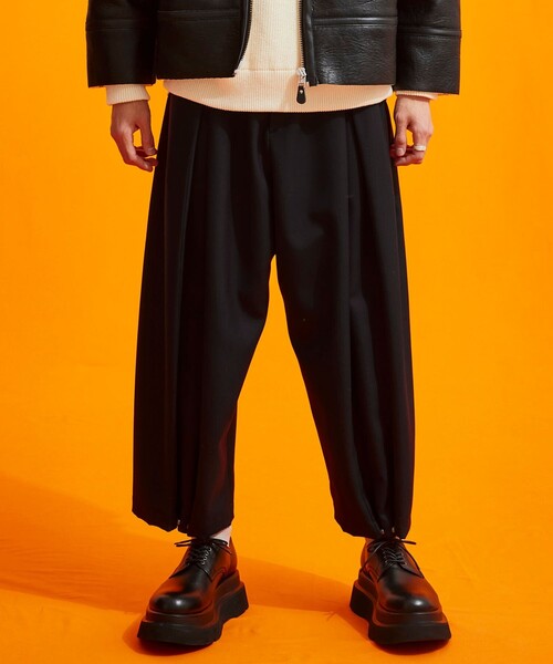 UNITED TOKYO（ユナイテッドトウキョウ）の「2wayプリーツウールパンツ（その他パンツ・メンズ・ブラック/ブラウン・1/2）」の2枚目の写真
