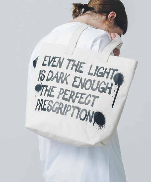 SILAS(サイラス)の「SPRAY LOGO TOTE BAG サイラススプレーロゴトートバッグ(トートバッグ・メンズ・ホワイト/ブラック・ONE SIZE)」の5枚目の写真