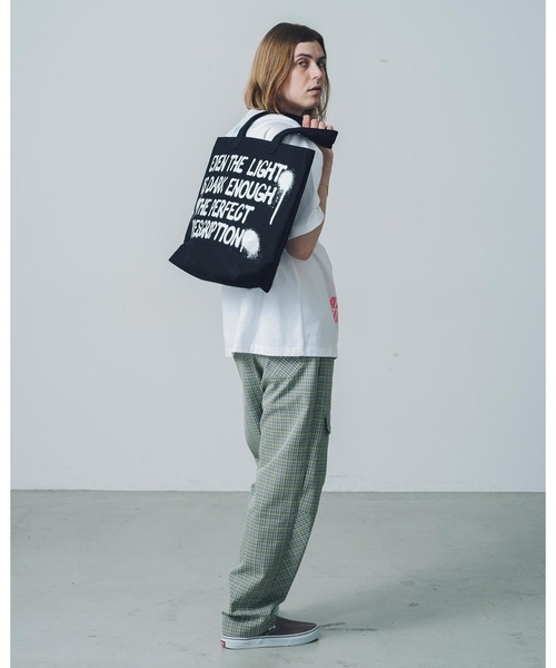 SILAS(サイラス)の「SPRAY LOGO TOTE BAG サイラススプレーロゴトートバッグ(トートバッグ・メンズ・ホワイト/ブラック・ONE SIZE)」の7枚目の写真