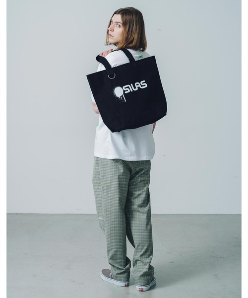 SILAS(サイラス)の「SPRAY LOGO TOTE BAG サイラススプレーロゴトートバッグ(トートバッグ・メンズ・ホワイト/ブラック・ONE SIZE)」の8枚目の写真