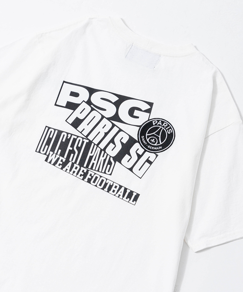 PARIS SAINT-GERMAIN(パリサンジェルマン)の「【Paris Saint-Germain】ステッカーロゴプリント Tシャツ(Tシャツ/カットソー・メンズ・ブラック/ホワイト・MEDIUM/LARGE/FREE/SMALL)」の1枚目の写真