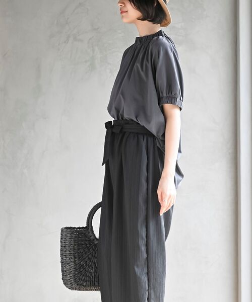 rps（アールピーエス）の「ネック＆スリーブゴム使いＴシャツ（Tシャツ/カットソー・レディース・チャコールグレー/ブラック/オフホワイト/グレイッシュベージュ/ブルー/パープル・M/フリー）」の8枚目の写真