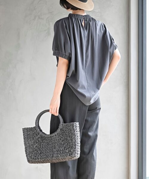 rps（アールピーエス）の「ネック＆スリーブゴム使いＴシャツ（Tシャツ/カットソー・レディース・チャコールグレー/ブラック/オフホワイト/グレイッシュベージュ/ブルー/パープル・M/フリー）」の9枚目の写真