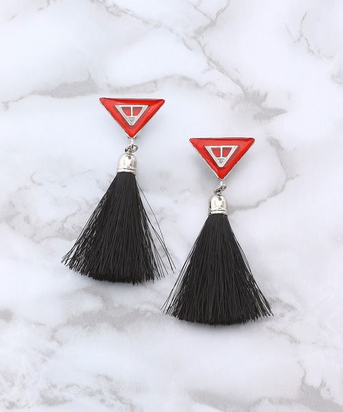 TOGA PULLA(トーガ プルラ)の「TOGA PULLA Triangle fringe earrings TP22-AK276(イヤリング・レディース・ホワイト/グリーン/レッド・ONE SIZE)」の1枚目の写真