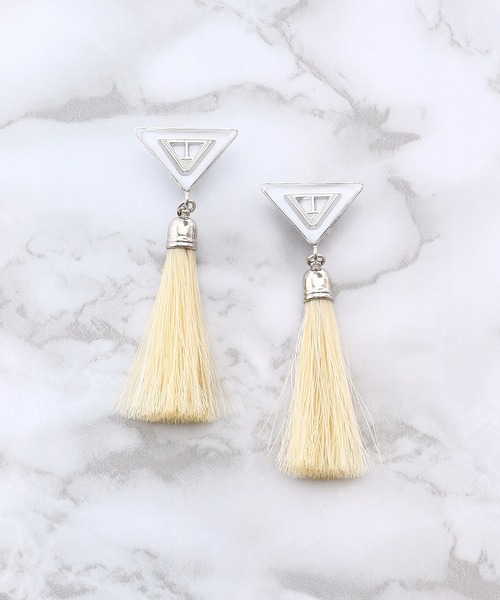TOGA PULLA(トーガ プルラ)の「TOGA PULLA Triangle fringe earrings TP22-AK276(イヤリング・レディース・ホワイト/グリーン/レッド・ONE SIZE)」の2枚目の写真