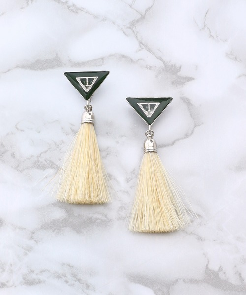 TOGA PULLA(トーガ プルラ)の「TOGA PULLA Triangle fringe earrings TP22-AK276(イヤリング・レディース・ホワイト/グリーン/レッド・ONE SIZE)」の3枚目の写真