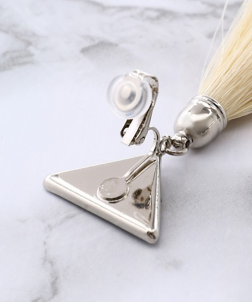 TOGA PULLA(トーガ プルラ)の「TOGA PULLA Triangle fringe earrings TP22-AK276(イヤリング・レディース・ホワイト/グリーン/レッド・ONE SIZE)」の5枚目の写真