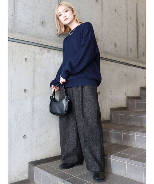 MURUA(ムルーア)の「チューブラウンドバッグ(ハンドバッグ・レディース・ブラック/グリーン・FREE)」の4枚目の写真