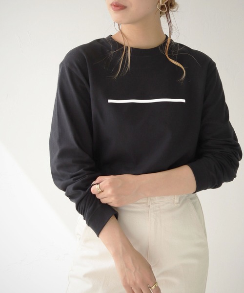 HER CLOSET(ハークローゼット)の「【HER CLOSET】WEB限定 オリジナルラインシンプルロゴロンT WEB LIMITED ORIGINAL LINE SIMPLE LOGO LONG TEE(Tシャツ/カットソー・レディース・ブラック/ホワイト・S/M/L)」の2枚目の写真