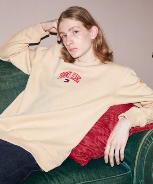 tommy jeans（トミー ジーンズ）の「リラックスカレッジスウェットシャツ（スウェット・メンズ・ライトグレー/ブラック/ベージュ・SMALL/MEDIUM/LARGE/X-LARGE/X-SMALL）」の3枚目の写真