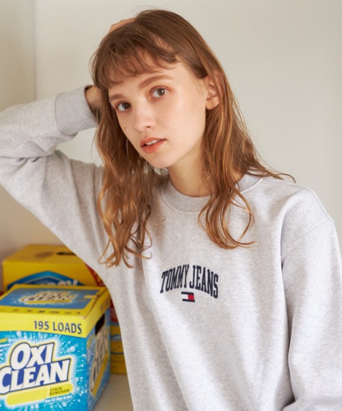 tommy jeans（トミー ジーンズ）の「リラックスカレッジスウェットシャツ（スウェット・メンズ・ライトグレー/ブラック/ベージュ・SMALL/MEDIUM/LARGE/X-LARGE/X-SMALL）」の2枚目の写真