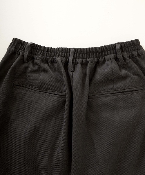 EMMA CLOTHES（エマクローズ）の「TRカルゼ ストレート 1タック センタープレス ワイドパンツ EMMA CLOTHES（スラックス・メンズ・グレー系/キャメル/ダークグリーン/アイボリー/オリーブ・S/M/L）」の16枚目の写真