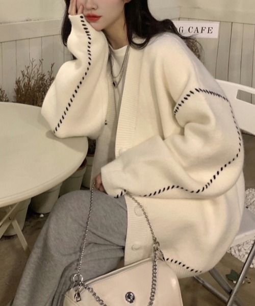 SEN TOKYO（セントーキョー）の「遊びを効かせた個性派。Vネック