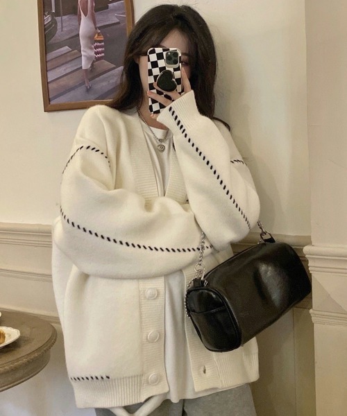 SEN TOKYO（セントーキョー）の「遊びを効かせた個性派。Vネック