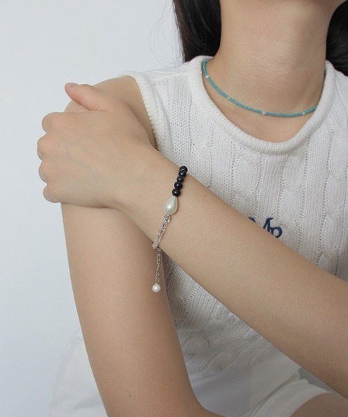 sickfumedot（シクプムドット）の「【sickfumedot 】ベリーブルーブレスレット / Berry Blue Bracelet（ブレスレット・レディース・ホワイト×ネイビー・17cm）」の2枚目の写真
