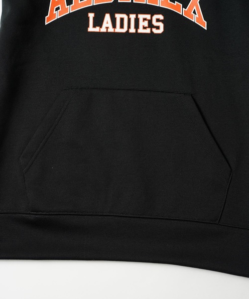 X-girl（エックスガール）の「WEリーグ|ALB L COLLEGE LOGO SWEAT HOODIE（スポーツグッズ・レディース・アッシュ/ブラック/オレンジ・SMALL/MEDIUM/LARGE/X-LARGE/XX-LARGE）」の9枚目の写真