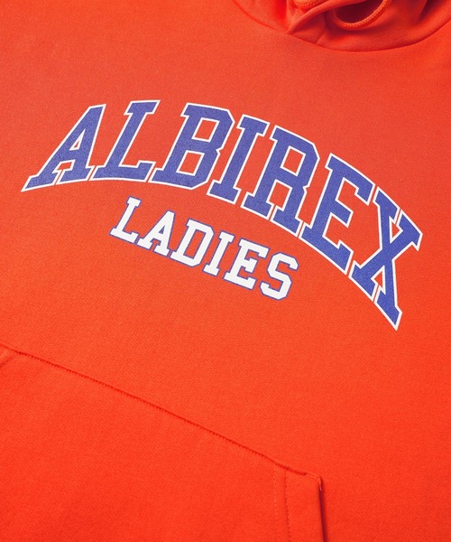 X-girl（エックスガール）の「WEリーグ|ALB L COLLEGE LOGO SWEAT HOODIE（スポーツグッズ・レディース・アッシュ/ブラック/オレンジ・SMALL/MEDIUM/LARGE/X-LARGE/XX-LARGE）」の17枚目の写真