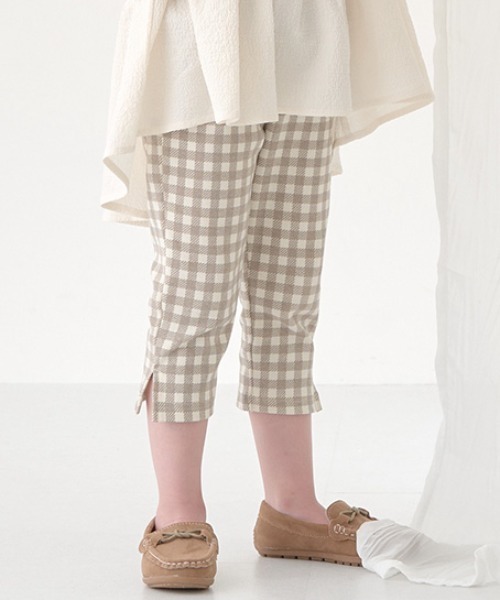 Lycee mine(リセマイン)の「【エニウェアシリーズ】サイドスリット7分丈カプリパンツ(その他パンツ・キッズ・ミント/ブラック/ピンク/アイボリー/サックスブルー系/ラベンダー/ベージュ・100cm/110cm/120cm/130cm/140cm)」の2枚目の写真