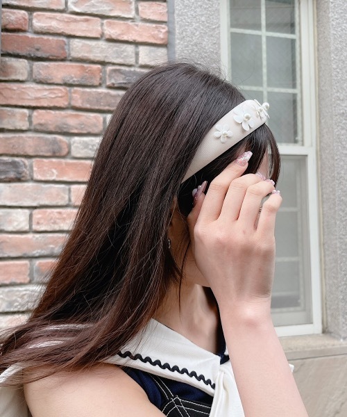lilLilly(リルリリー)の「フラワーカチューシャ(カチューシャ・レディース・ブラック/ベージュ・FREE)」の1枚目の写真